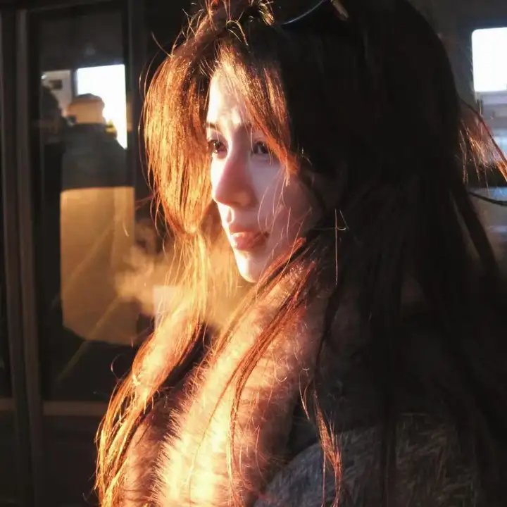 葡萄架下的女神